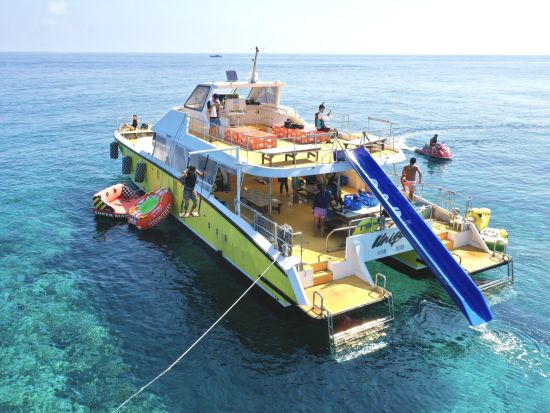 慶良間シュノーケルコース ダイビング、パラセーリング、マリンスポーツセットプラン有り 滑り台・ジャンプ台付き業界最大クルーザー＜那覇発・半日・日本語必須＞ 