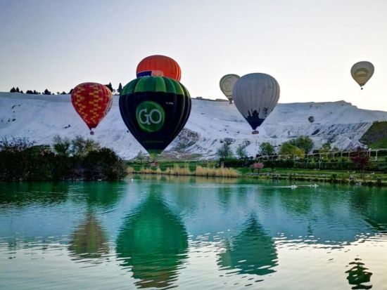 世界遺産パムッカレ　熱気球ツアー＜午前／ドリンク付き／英語アシスタント／パムッカレ発＞