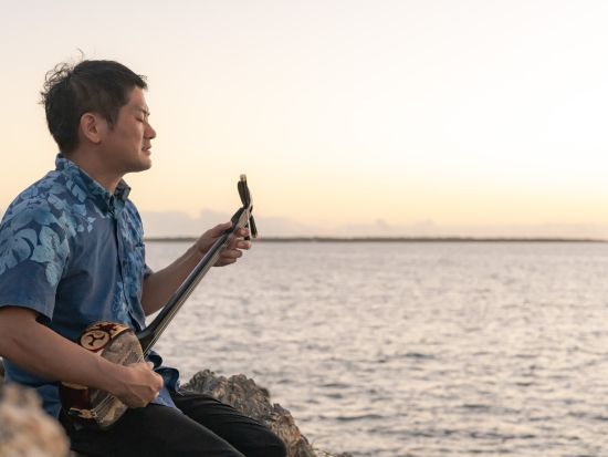 三線体験＋プロの生演奏 サンセットを眺めながら島の文化にふれる特別な時間＜石垣島＞