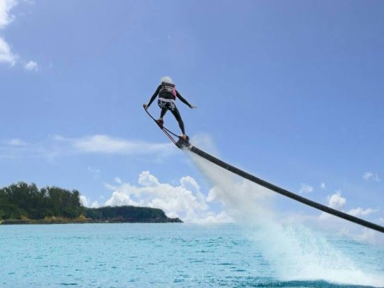 美ら海水族館入館券＋マリンスポーツ1種　選べるパラセーリング、フライボード、ホバーボード付きのお得なセットプラン＜名護市＞ 