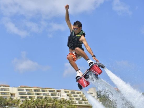 美ら海水族館入館券＋マリンスポーツ1種　選べるパラセーリング、フライボード、ホバーボード付きのお得なセットプラン＜名護市＞ 