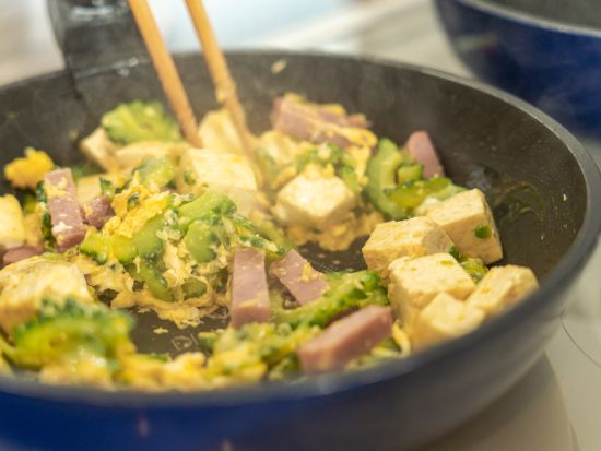 島のねえねえに教わる地元のガチ沖縄料理教室 ローカルな文化を体験＜石垣島＞