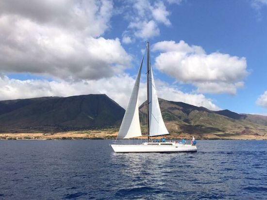 マウイ島　シュノーケリング＆セーリングツアー　昼食＆アルコールを含む飲み放題付き！＜4時間／英語ガイド／ラハイナ港発＞