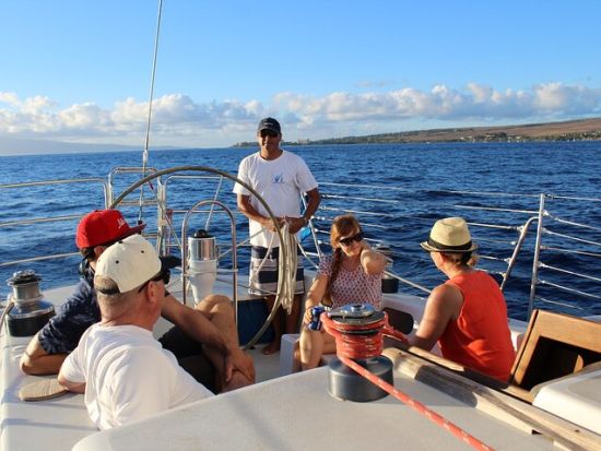 マウイ島　シュノーケリング＆セーリングツアー　昼食＆アルコールを含む飲み放題付き！＜4時間／英語ガイド／ラハイナ港発＞