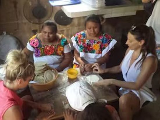 メキシコの先住民に学ぶ伝統料理「ポヨ・ピビル」料理教室ツアー！農作業体験とセノーテ観光付き＜1日／貸切／英語ガイド／昼食付／カンクン発＞