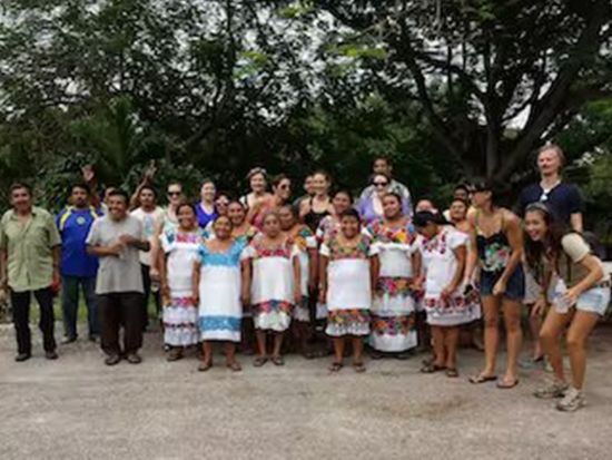 メキシコの先住民に学ぶ伝統料理「ポヨ・ピビル」料理教室ツアー！農作業体験とセノーテ観光付き＜1日／貸切／英語ガイド／昼食付／カンクン発＞