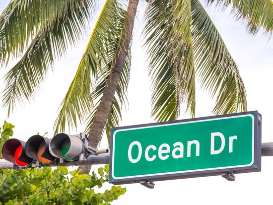 USA_Miami_Miami Beach_Ocean Drive_pixta_86243462_M