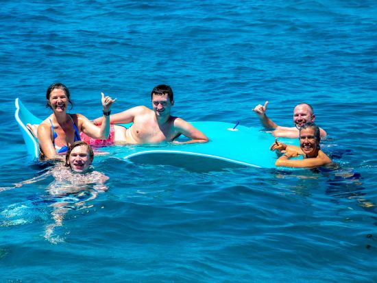 貸切ボートチャーター　 パウ・ハナ号　トイレやシャワー完備の高速カタマランで快適クルーズ！ドリンク＆スナック持ち込みOK＜1～12名／2~4時間／ワイキキ発＞