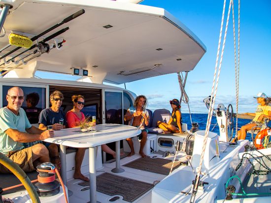 貸切ボートチャーター　 パウ・ハナ号　トイレやシャワー完備の高速カタマランで快適クルーズ！ドリンク＆スナック持ち込みOK＜1～12名／2~4時間／ワイキキ発＞