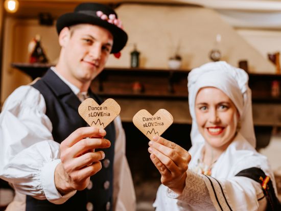 スロベニアの伝統料理＆ダンスを楽しむ フォークロアディナーショー＜ウェルカムドリンク・ワイン付／3コースディナー／リュブリャナ発＞