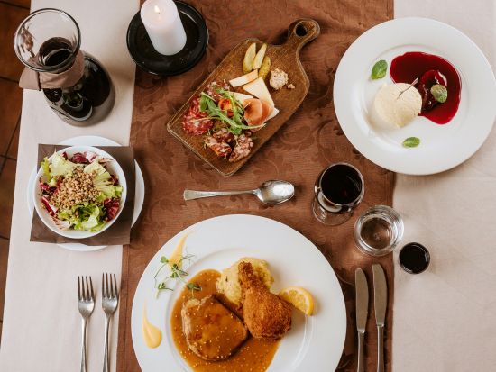 スロベニアの伝統料理＆ダンスを楽しむ フォークロアディナーショー＜ウェルカムドリンク・ワイン付／3コースディナー／リュブリャナ発＞