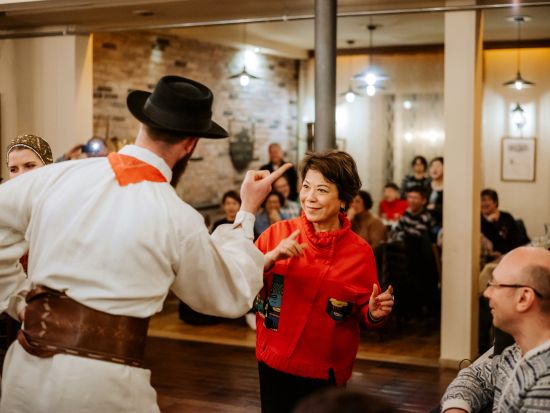 スロベニアの伝統料理＆ダンスを楽しむ フォークロアディナーショー＜ウェルカムドリンク・ワイン付／3コースディナー／リュブリャナ発＞