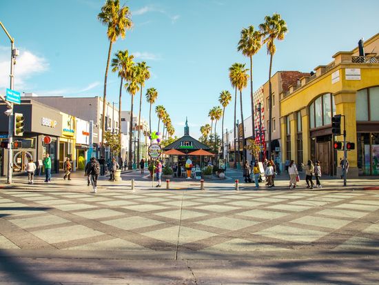 USA_Los Angeles_Santa monica Third street_shutterstock_1642261609
