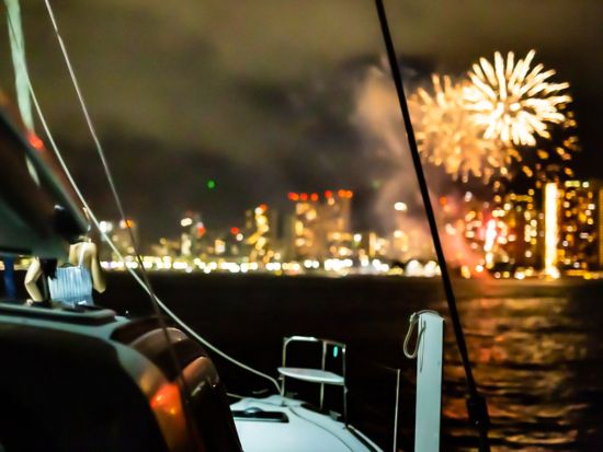 花火鑑賞プライベートセーリング　 パウ・ハナ号　ドリンク＆スナック持ち込みOK！＜金曜日限定／1～12名／ワイキキ発＞