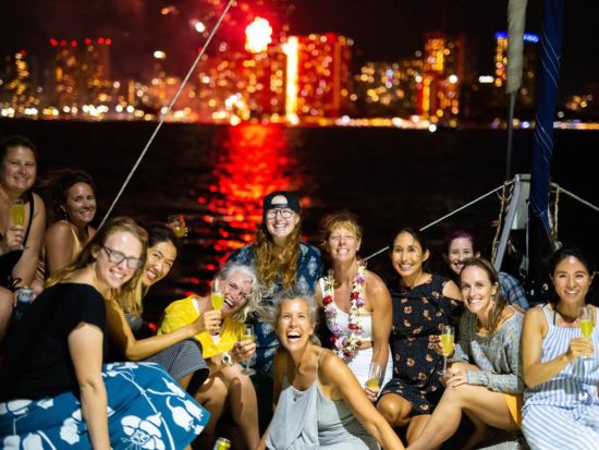 花火鑑賞プライベートセーリング　 パウ・ハナ号　ドリンク＆スナック持ち込みOK！＜金曜日限定／1～12名／ワイキキ発＞