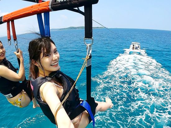 パラセーリング＋マリンスポーツ遊び放題！スリル満点なチューブ系アクティビティとフライボードやウェイクボードも体験OK！＜うるま市発／4歳から参加可能＞