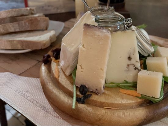 ローマの下町・トラステヴェレ 夜のローカルグルメウォーキングツアー！B級グルメからソウルフードまで試食たっぷり＆ワイン・ビール試飲付き＜混載／英語ガイド＞