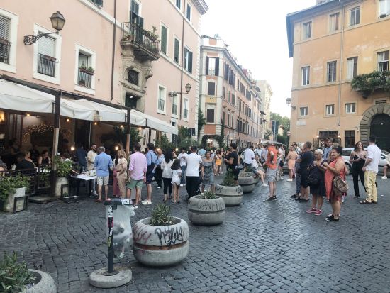 ローマの下町・トラステヴェレ 夜のローカルグルメウォーキングツアー！B級グルメからソウルフードまで試食たっぷり＆ワイン・ビール試飲付き＜混載／英語ガイド＞