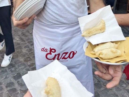 ローマの下町・トラステヴェレ 夜のローカルグルメウォーキングツアー！B級グルメからソウルフードまで試食たっぷり＆ワイン・ビール試飲付き＜混載／英語ガイド＞