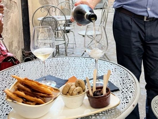 ローマの下町・トラステヴェレ 夜のローカルグルメウォーキングツアー！B級グルメからソウルフードまで試食たっぷり＆ワイン・ビール試飲付き＜混載／英語ガイド＞