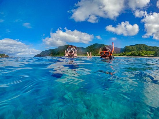 ボートも貸切！加計呂麻島 島内観光&ボートシュノーケリングツアー 水中写真プレゼント ＜2～3名／生間港発着＞ byカケロマアイランドリトリート ハレハレ