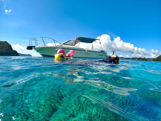 ボートも貸切！加計呂麻島 島内観光&ボートシュノーケリングツアー 水中写真プレゼント ＜2～3名／生間港発着＞ byカケロマアイランドリトリート ハレハレ