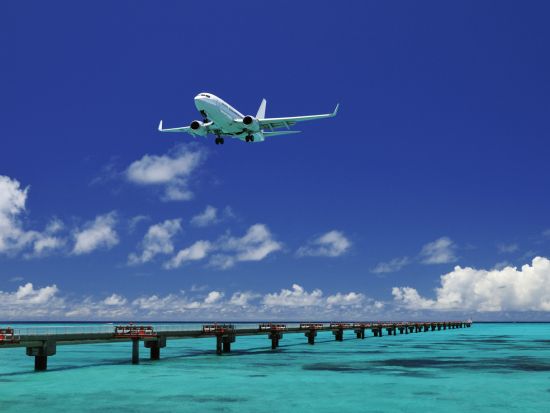 日帰り観光バスツアー　宮古島・伊良部島・下地島の色彩豊かな5大絶景スポットを巡る！人気の「17END」「砂山ビーチ」へもご案内＜1日ツアー／宮古島＞