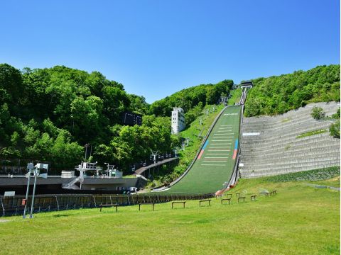 札幌市内 午前半日観光バスツアー 大倉山ジャンプ競技場＋白い恋人パーク＋札幌場外市場＜1名から催行／札幌駅発着＞