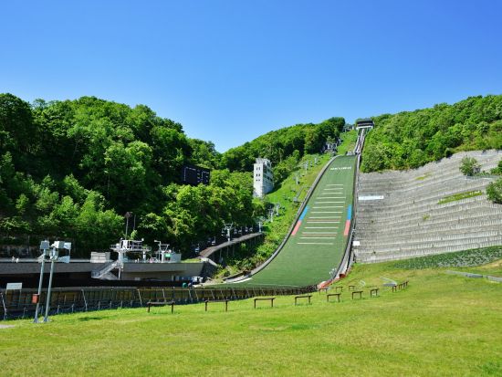 札幌市内 午前半日観光バスツアー 大倉山ジャンプ競技場＋白い恋人パーク＋札幌場外市場＜1名から催行／札幌駅発着＞