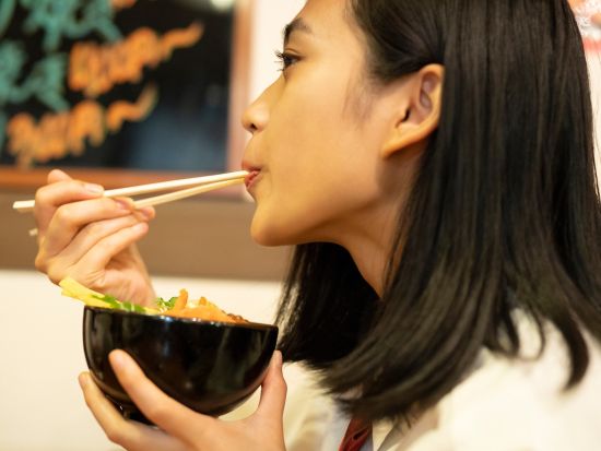 札幌発 冬の日帰りバスツアー　ロイズカカオ＆チョコレートタウン＋札幌もいわ山ロープウェイ＋場外市場での自由昼食＜1〜3月／1名様から催行／札幌駅発着＞