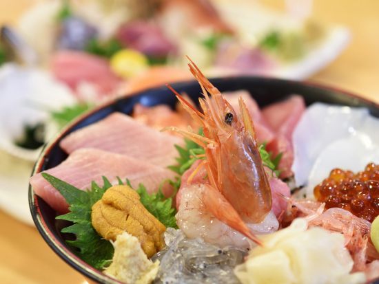 札幌市内 午前半日観光バスツアー 大倉山ジャンプ競技場＋白い恋人パーク＋札幌場外市場＜1名から催行／札幌駅発着＞