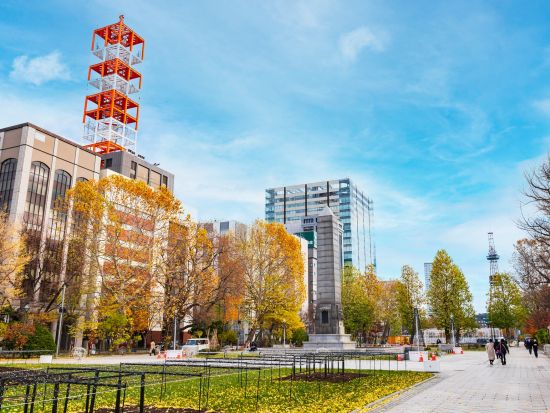 札幌市内 午前半日観光バスツアー 大倉山ジャンプ競技場＋白い恋人パーク＋札幌場外市場＜1名から催行／札幌駅発着＞