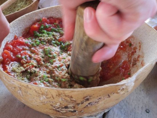 メキシコの先住民に学ぶ伝統料理「ポヨ・ピビル」料理教室ツアー！農作業体験とセノーテ観光付き＜1日／貸切／英語ガイド／昼食付／カンクン発＞