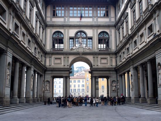 Florence_Uffizi-Gallery_shutterstock_96207710 - コピー