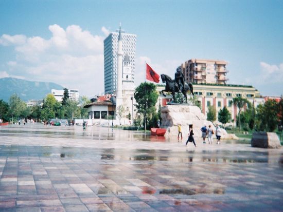 【プライベートツアー】新旧東西の文化が混ざり合う！首都ティラナ市内観光＜午前／車＋ガイド貸切／ティラナ発＞