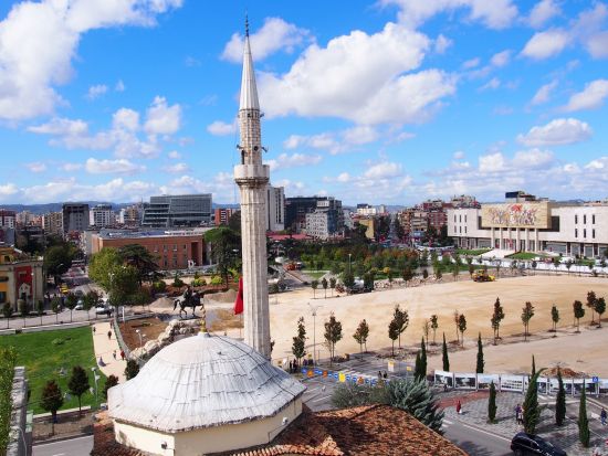 【プライベートツアー】新旧東西の文化が混ざり合う！首都ティラナ市内観光＜午前／車＋ガイド貸切／ティラナ発＞