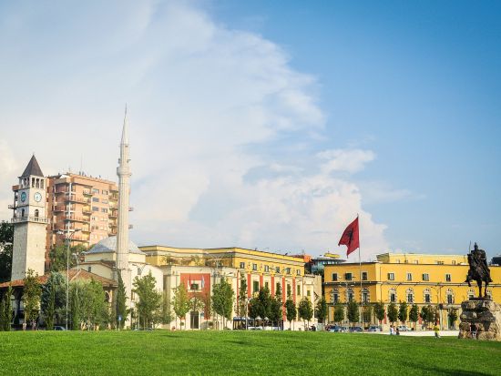 【プライベートツアー】新旧東西の文化が混ざり合う！首都ティラナ市内観光＜午前／車＋ガイド貸切／ティラナ発＞