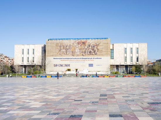 【プライベートツアー】新旧東西の文化が混ざり合う！首都ティラナ市内観光＜午前／車＋ガイド貸切／ティラナ発＞