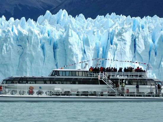 巨大氷河の崩落を見られるかも!?パタゴニア・ペリトモレノ氷河ボートクルーズ＋展望台観光ツアー＜混載／1日／英語ガイド／エル・カラファテ発着＞