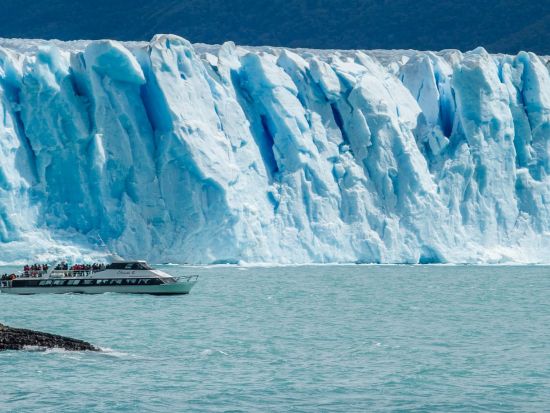 巨大氷河の崩落を見られるかも!?パタゴニア・ペリトモレノ氷河ボートクルーズ＋展望台観光ツアー＜混載／1日／英語ガイド／エル・カラファテ発着＞