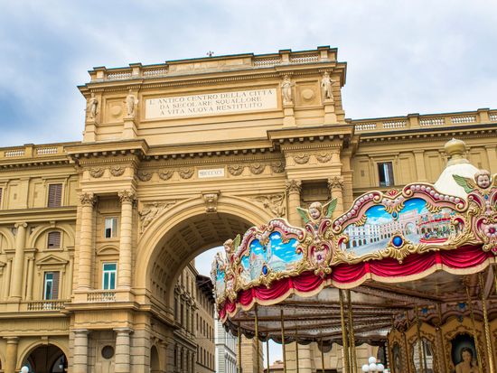 Italy_Florence_Piazza della Repubblica_pixta_47031350_M