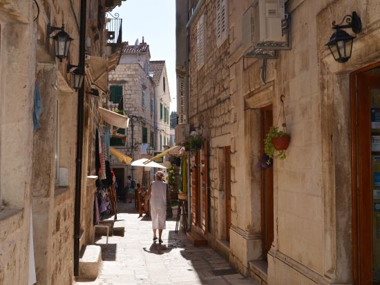 クロアチア 青の洞窟を訪問！アドリア海5つの島巡りスピードボートツアー＜4〜10月／英語／スプリット発＞