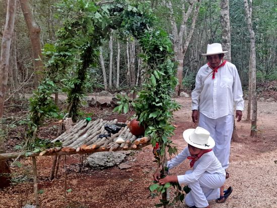 メキシコの先住民に学ぶ伝統料理「ポヨ・ピビル」料理教室ツアー！農作業体験とセノーテ観光付き＜1日／貸切／英語ガイド／昼食付／カンクン発＞