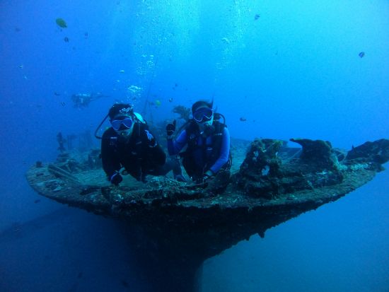 ファンダイビング インストラクター貸し切りでワイキキ沖の沈没船やウミガメを観察＜ボート／2ダイブ＞by アプアダイビング