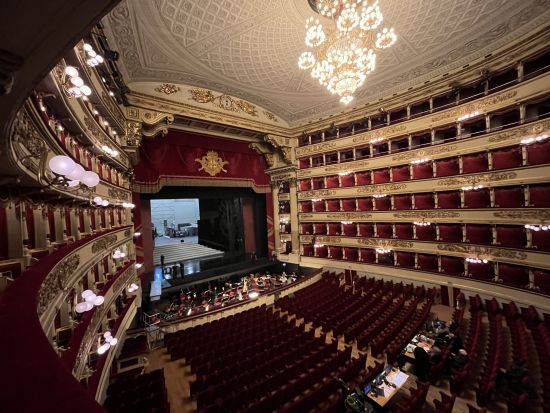 スカラ座博物館＋5つ星ホテルでアペリティーボ体験 プライベートツアー　ブルガリホテル・ミラノまたはアルマーニホテル＜日本語アシスタント＞