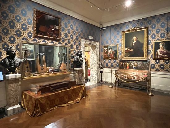 スカラ座博物館＋5つ星ホテルでアペリティーボ体験 プライベートツアー　ブルガリホテル・ミラノまたはアルマーニホテル＜日本語アシスタント＞