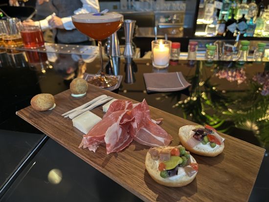 スカラ座博物館＋5つ星ホテルでアペリティーボ体験 プライベートツアー　ブルガリホテル・ミラノまたはアルマーニホテル＜日本語アシスタント＞