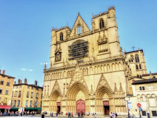 美食の都リヨン街歩きツアー　旧市街散策＋ポール・ボキューズ市場で試食・試飲　公共交通機関1日パス付＜日本語アシスタント／午前／貸切／4時間＞