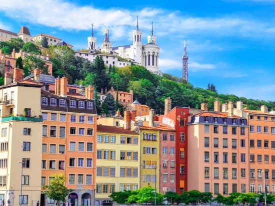 美食の都リヨン街歩きツアー　旧市街散策＋ポール・ボキューズ市場で試食・試飲　公共交通機関1日パス付＜日本語アシスタント／午前／貸切／4時間＞