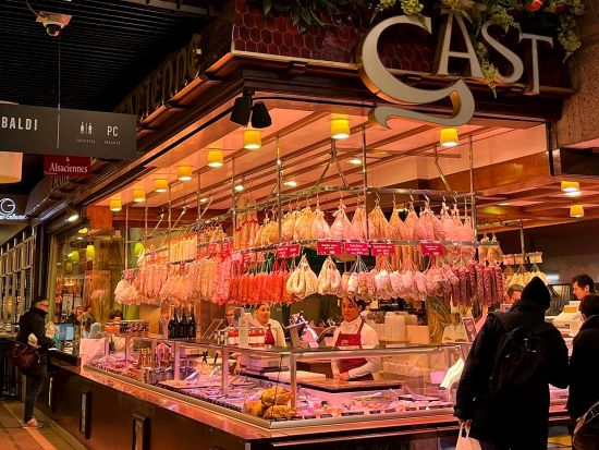 美食の都リヨン街歩きツアー　旧市街散策＋ポール・ボキューズ市場で試食・試飲　公共交通機関1日パス付＜日本語アシスタント／午前／貸切／4時間＞